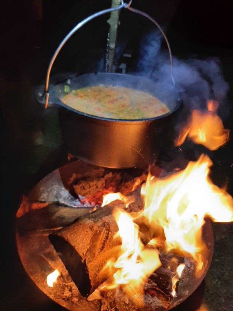Suppe am Feuer
